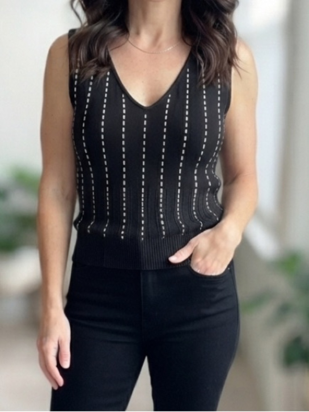 White House Black Market black/white striped v-neck tank blouse size S (A7-059)